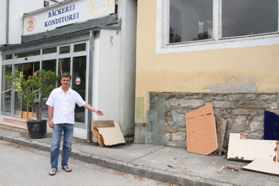 Vitrinen einer Bäckerei in Aschach an der Donau nach Hochwasser entwendet