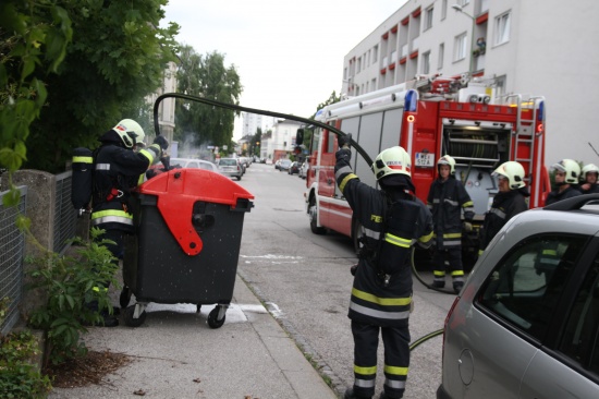 Feuerwehreinsatz bei Brand eines Altpapiercontainers in Wels
