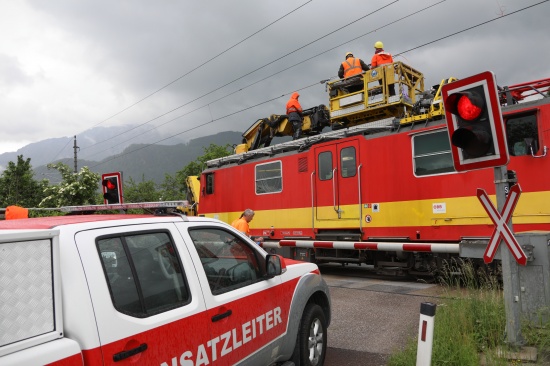 Oberleitung der Pyhrnbahn an Bahnübergang bei Micheldorf in Oberösterreich durch LKW-Kran beschädigt