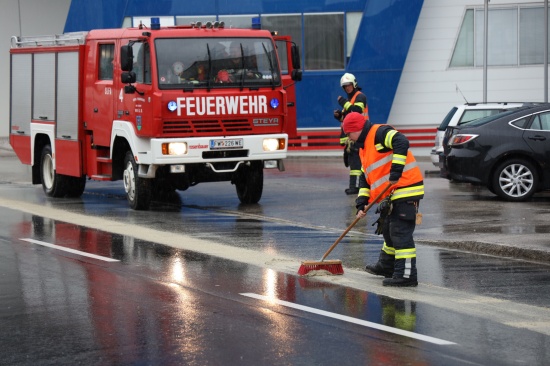 LKW verlor Speisel: Kilometerlange und uerst rutschige lspur durch Wels