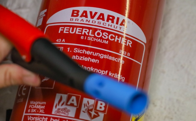 Einbrecher wollte "in berauschtem Zustand" seinen Durst mit einem Feuerlscher stillen