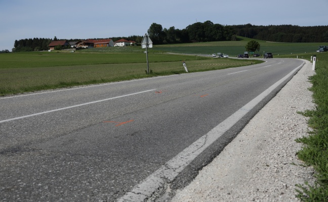 E-Bike-Fahrer (84) bei Kollision mit Rettungsauto in Neuhofen im Innkreis tödlich verletzt