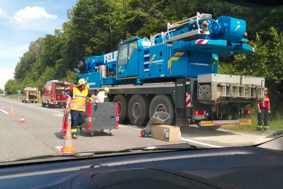 Grerer Hydrauliklaustritt aus defektem Schwerlastkranfahrzeug auf Westautobahn bei Regau