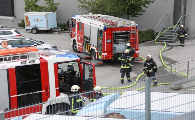 Brandeinsatz bei Backwarenproduktionsbetrieb in Wels-Schafwiesen