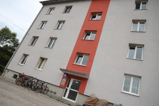 Mieter tot in seiner Wohnung in Wels-Neustadt aufgefunden - Feuerwehr rettet zwei Riesenschlangen