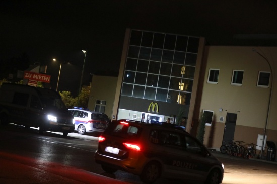 "McHausdurchsuchung": Nächtlicher Einsatz der Polizei bei Fast-Food-Restaurant in Wels-Pernau
