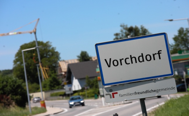 Personenrettung: Verletzte Person mittels Bergetau vom Dach eines Gebudes in Vorchdorf gerettet