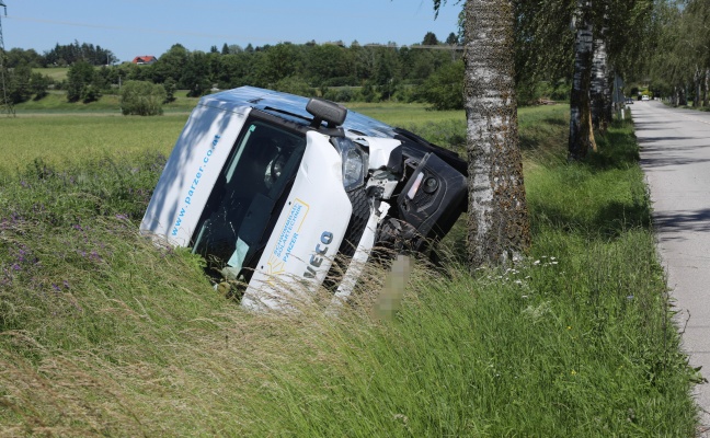 Kleintransporter bei Verkehrsunfall in Wels-Puchberg umgestrzt