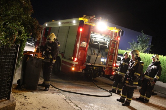 Feuerwehreinsatz bei nächtlichem Brand einer Altpapiertonne in Wels