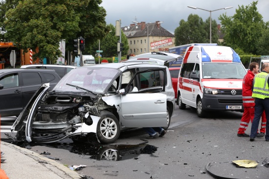 Schwerer Kreuzungscrash mit LKW in Wels fordert glücklicherweise nur Leichtverletzte