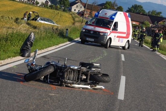 Schwerverletzter Motorradlenker bei Kollision mit Auto in Schiedlberg