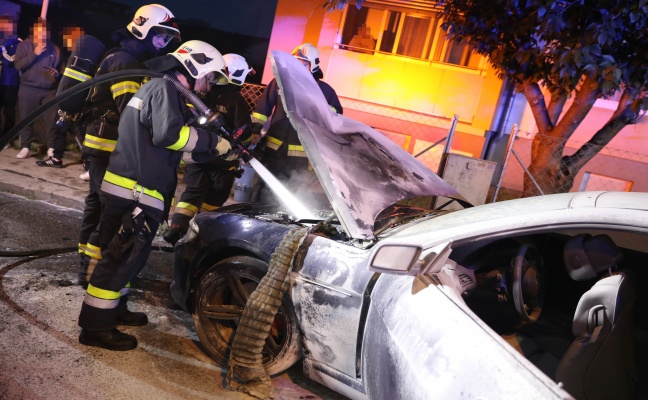 Feuerwehr bei PKW-Brand in Wels-Pernau im Einsatz