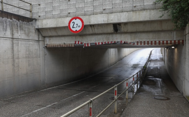 Klein-LKW schrammt in Gunskirchen durch Bahnunterführung