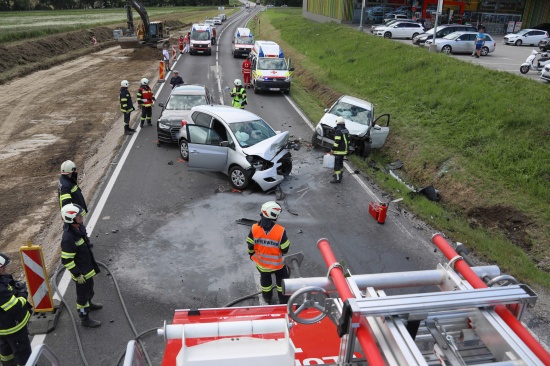 Kreuzungscrash mit drei Autos in Buchkirchen fordert drei Verletzte