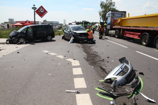 Schwerer Verkehrsunfall zwischen LKW und zwei PKW in Marchtrenk