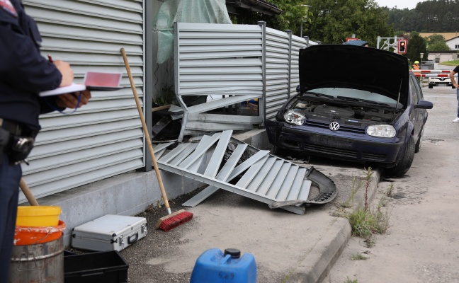 Auto kracht in Zaun: Verkehrsunfall bei Bahnbergang in Piberbach
