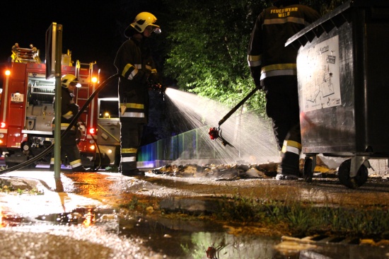 Feuerwehreinsatz bei nächtlichem Brand eines Altpapiercontainers in Wels-Neustadt