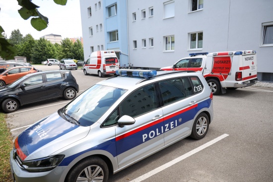 Vermeintliche schwere Stichverletzung lst greren Einsatz in Wels-Vogelweide aus