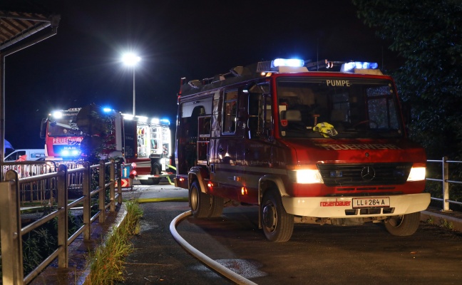 Brandserie: Neuerlicher Brand eines Holzstoßes bei einem Bauernhof in Asten