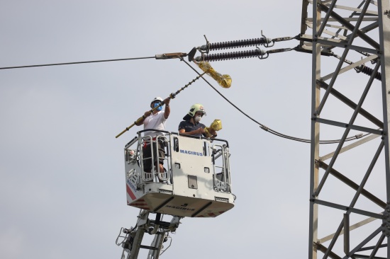 Luftballon in Hochspannungsleitung: Drehleiter-Einsatz der Feuerwehr in Wels-Schafwiesen