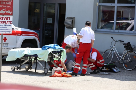 Radfahrer zog sich bei Sturz in Wels-Neustadt schwere Verletzungen zu