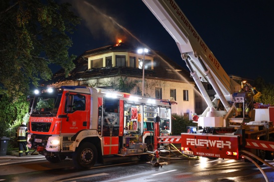 Groeinsatz fr die Feuerwehren bei Wohnhausbrand in Linz-Pstlingberg