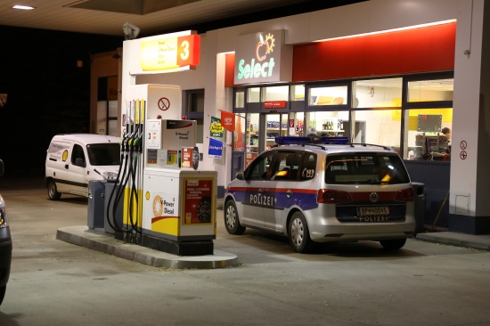 Bewaffneter Raubüberfall am späten Abend auf Tankstelle in Schlierbach