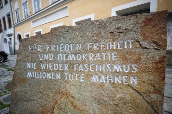 Nach Diskussion: Mahnstein soll nun fix vor Geburtshaus von Adolf Hitler in Braunau am Inn verbleiben