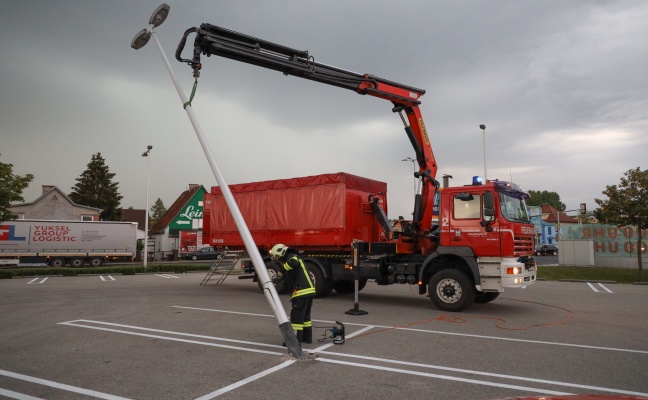 Lichtmast auf einem Parkplatz in Wels-Pernau drohte nach Unfall umzustürzen