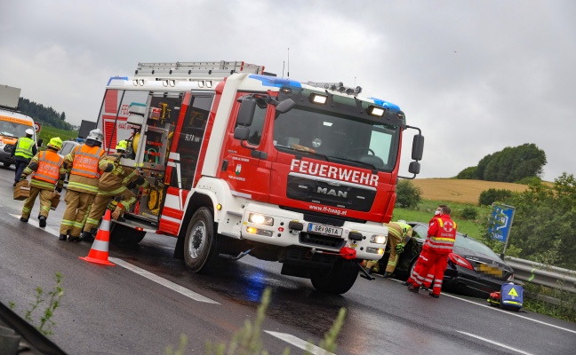 Menschenrettung nach schwerem Verkehrsunfall auf Innkreisautobahn bei Meggenhofen