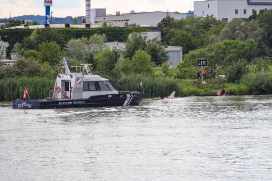 Personenrettung: Segelflugzeug in Industriegebiet-Hafen in die Donau gestürzt