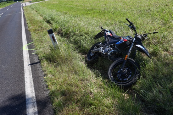 Kreuzungscrash zwischen Moped und Auto im Bezirk Grieskirchen fordert zwei Verletzte