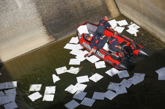 Bootseinsatz der Feuerwehr: Aufwendiger leinsatz auf der Traun im Bereich des Kraftwerks in Pucking