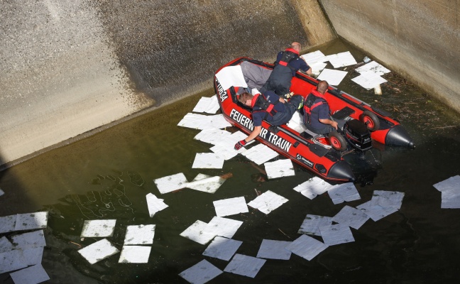 Bootseinsatz der Feuerwehr: Aufwendiger Öleinsatz auf der Traun im Bereich des Kraftwerks in Pucking