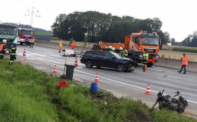 Auto kracht auf Westautobahn bei Sattledt in ein Baustellenabsicherungsfahrzeug