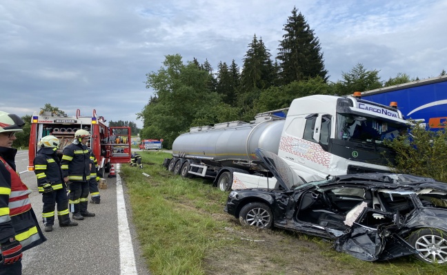 LKW gegen PKW: Menschenrettung nach schwerem Verkehrsunfall in Leopoldschlag