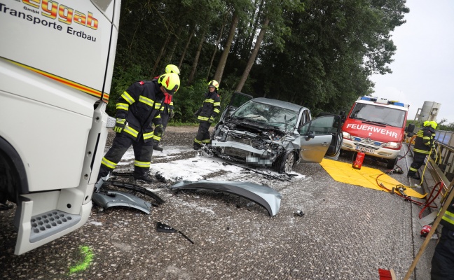 Auto kracht gegen Milchtransporter: Schwerer Verkehrsunfall auf Voralpenstraße bei Rohr im Kremstal