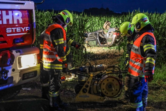 Verkehrsunfall in Wolfern: Lenkerin nach Überschlag in Maisfeld mit Hand unter Auto eingeklemmt