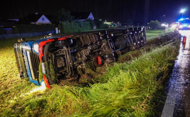 LKW-Sattelzug in Weikirchen an der Traun ber Bschung gestrzt - Lenker leicht verletzt