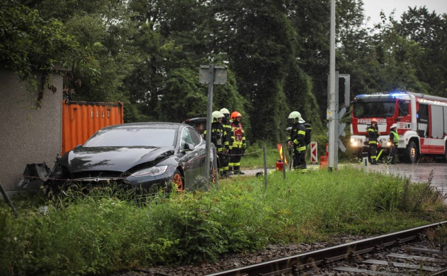 Auto kracht bei Unfall in Thalheim bei Wels gegen Steuerungshuschen eines Bahnbergangs