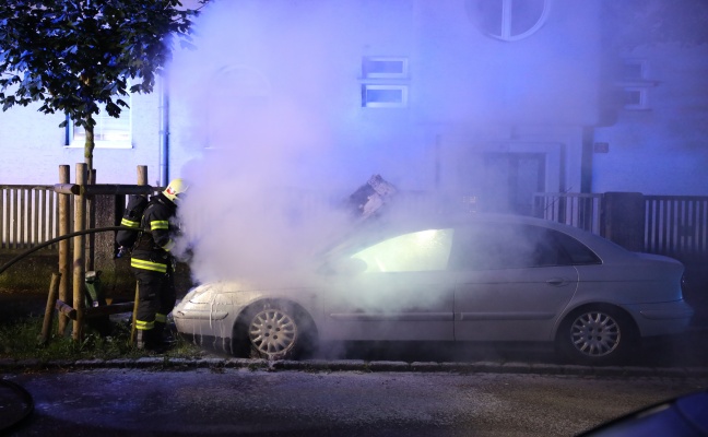 Feuerwehr bei Brand eines abgestellten Autos in Wels-Innenstadt im Einsatz