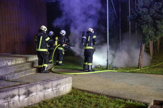 Nchtlicher Brand einer Groraummlltonne vor Jugendzentrum in Wels-Neustadt