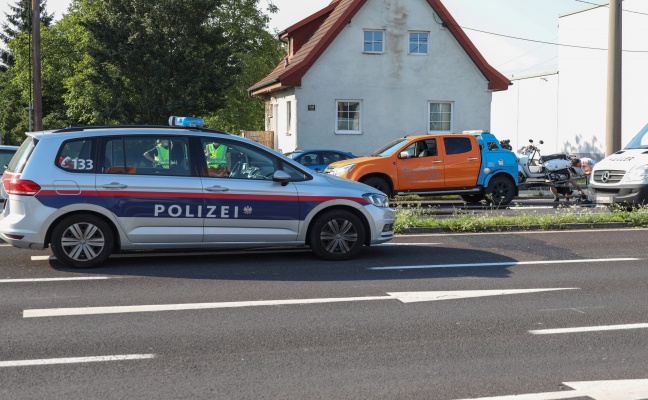 Lenker eines Motorrollers nach Unfall in Linz-Neue Heimat unter Kleintransporter eingeklemmt