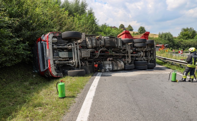 LKW mit Metallschrott umgestürzt: Schwierige Bergung auf Autobahnauffahrt in Pichl bei Wels