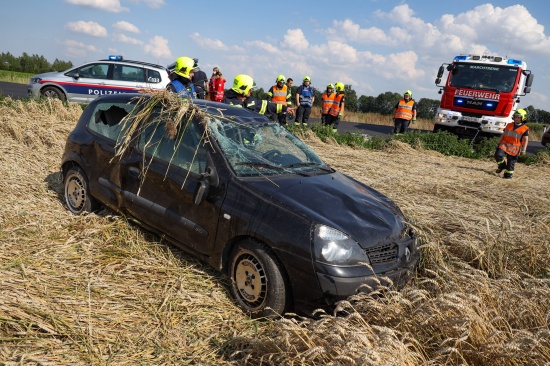 2,28 Promille: Auto bei Unfall in Marchtrenk in ein Getreidefeld berschlagen und am Dach gelandet