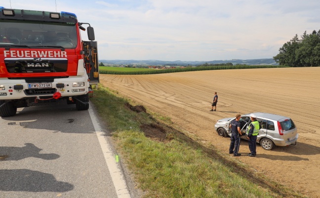 Auto bei Verkehrsunfall auf Eferdinger Straße bei Waizenkirchen über Böschung überschlagen