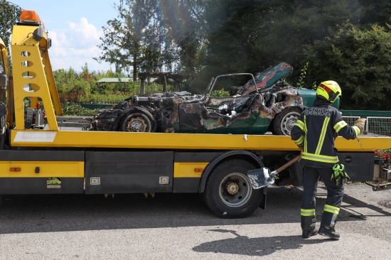Oldtimer ausgebrannt: Lotus Coup begann bei Fahrt durch Steinerkirchen an der Traun zu brennen