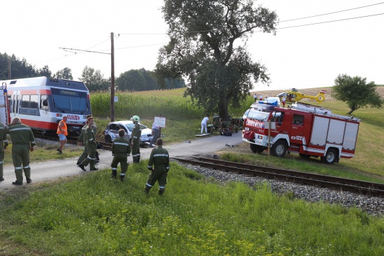 Schwerer Verkehrsunfall mit LILO-Triebwagen an einem Bahnübergang in Prambachkirchen