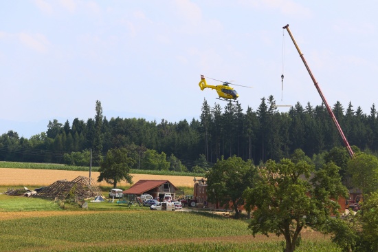 Bei Arbeiten an einem Bauernhof stürzte Person mehrere Meter in die Tiefe
