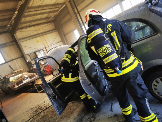 PKW-Brand in einer Autowerkstatt in Freistadt von Polizei gelöscht